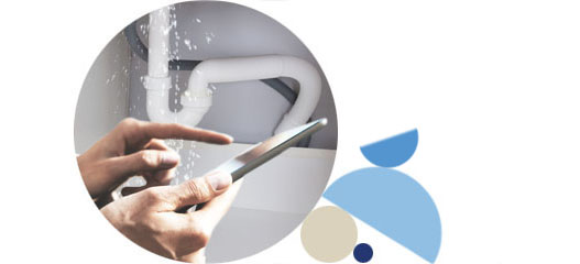 mano utilizando móvil con una fuga de agua de fondo