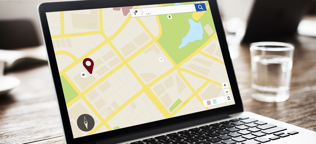 Ordenador con la pantalla encendida mostrando un mapa con una ubicación