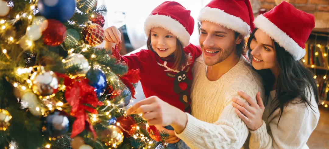Familia decorando su casa de navidad