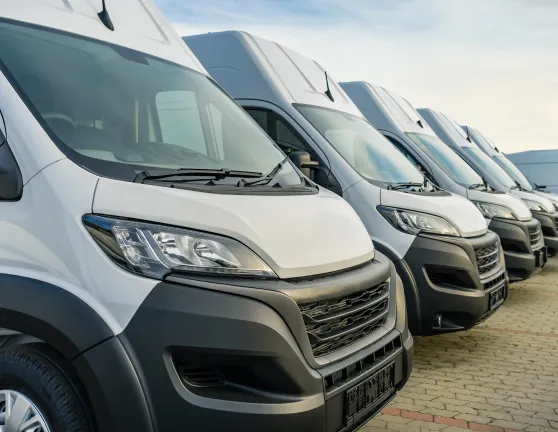 Diferentes derivados de turismo aparcados