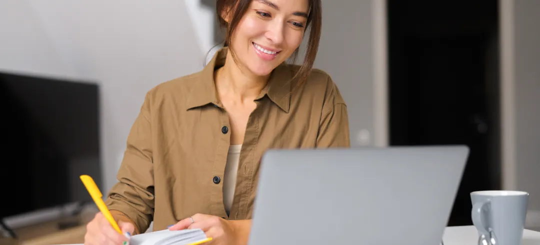 Mujer gestionando su declaración de la renta