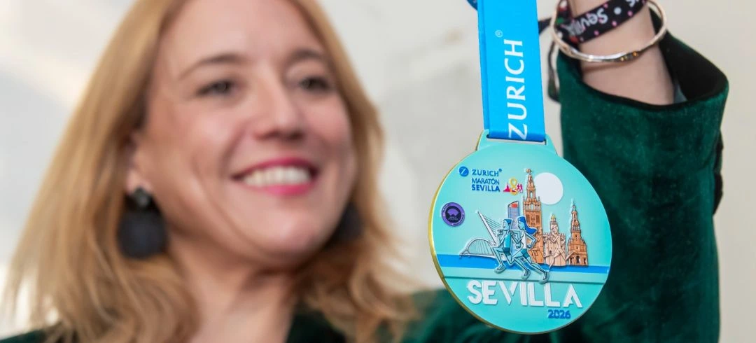Mujer con medalla del Zurich Maratón de Sevilla 2026
