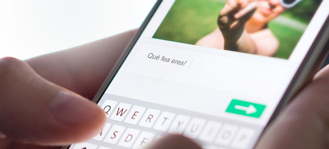 Persona poniendo qué fea eres como comentario en una publicación