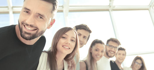 compañeros de trabajo mirando a cámara