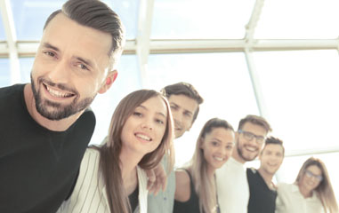 personas mirando a cámara