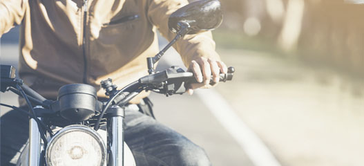 chico en una moto custom