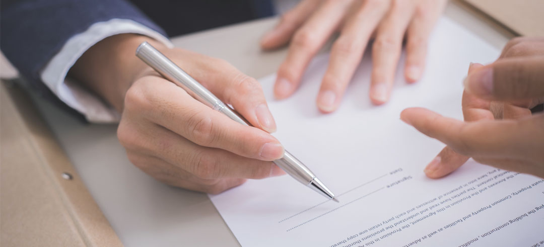 Persona firmando un documento